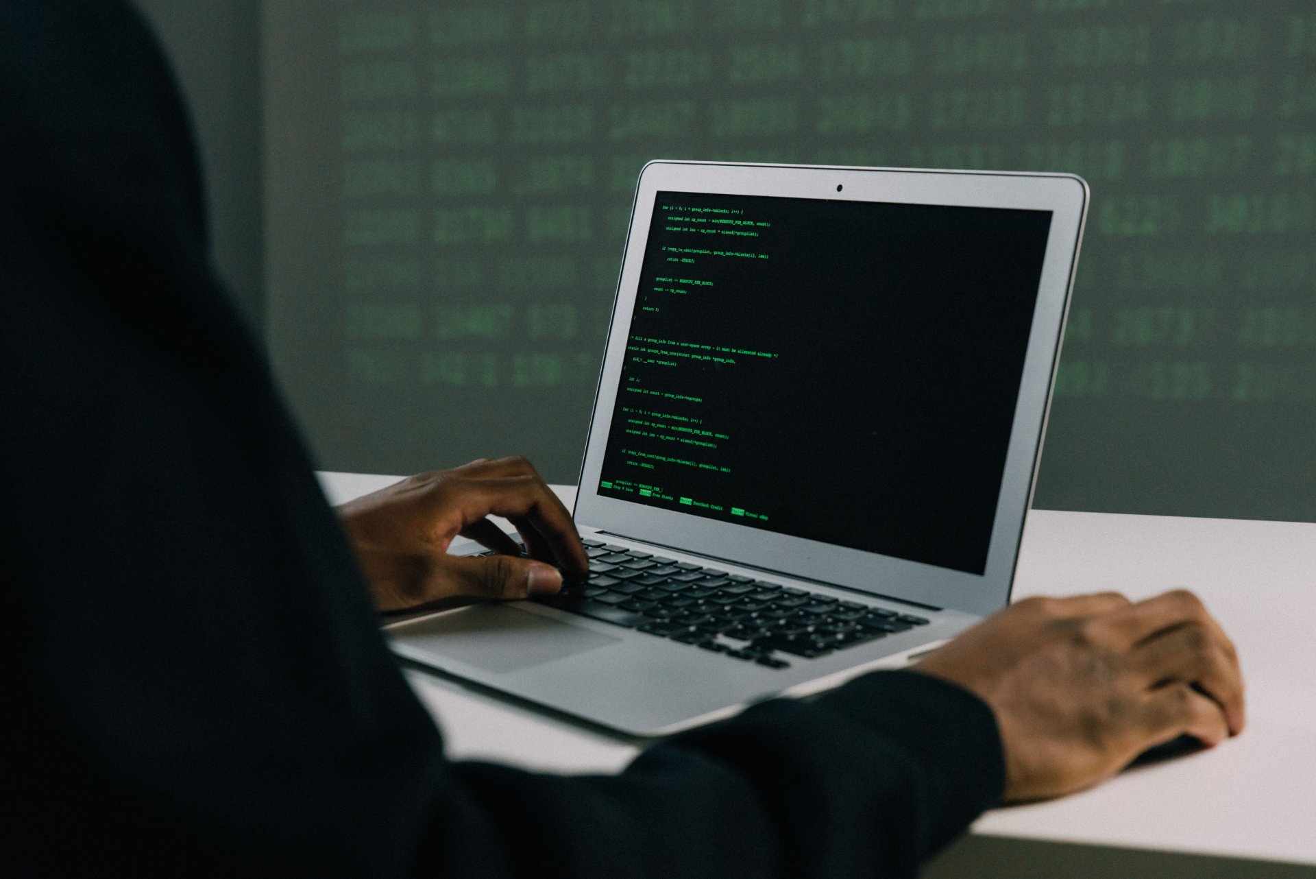 Ubezpieczenie Cyber dla małej firmy i e-commerce. Jak zabezpieczyć biznes przed ransomware, wyciekiem danych i karami UODO?